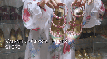 Căn phòng để đồ rộng bằng căn hộ với khóa vân tay, chứa 200 túi Hermes, 300 đôi giày và núi đồ hiệu xa xỉ của bà hoàng thời trang Singapore